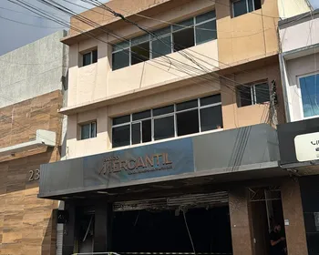 Gasolina e discussão: veja o momento em que homem ateia fogo em instituição financeira de Arapiraca