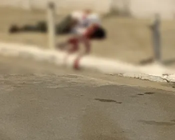 Homem é morto com 11 tiros em via pública no bairro Fernão Velho