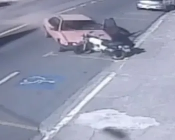 Homens morrem após carro desgovernado jogar moto em cartório