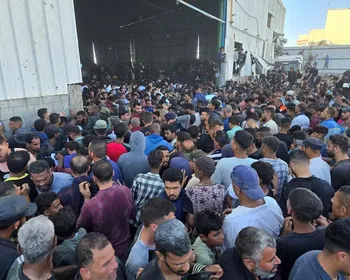 'Hordas de famintos' invadem armazém de agência da ONU em Gaza