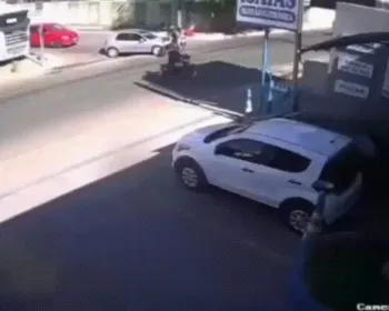 Imagens mostram exato momento em que condutor atropela casal em moto e foge