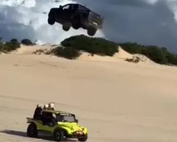 Impacto de 26 toneladas: picape foi destruída após 'voar' em duna
