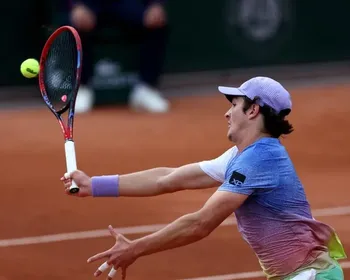 Impecável, João Fonseca derrota 28º do mundo na estreia de Roland Garros