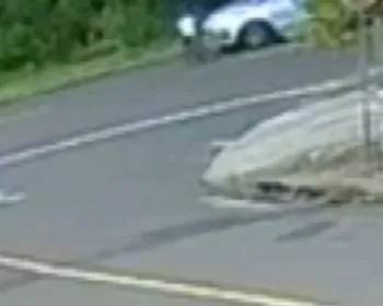 Irmãos de 5 e 11 anos em bicicleta são atropelados por carro