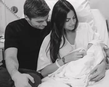Kelly Piquet dá à luz Lily, fruto do relacionamento com Max Verstappen
