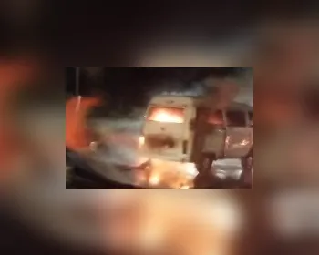 Kombi pega fogo na Avenida Gustavo Paiva e mobiliza Corpo de Bombeiros