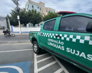 Lava-jato é flagrado despejando água com produtos químicos em rede de drenagem