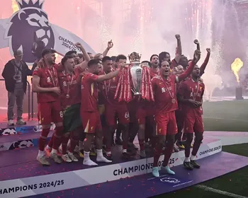 Liverpool ergue troféu da Premier League em empate com o Crystal Palace