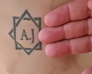 MP pede R$ 1,3 milhão para homem forçado a tatuar iniciais dos patrões