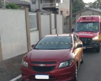 Madrasta é indiciada após criança de 3 anos morrer trancada em carro