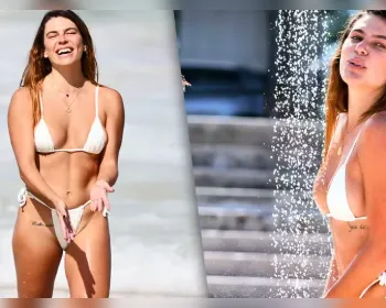 Mariana Goldfarb aproveita dia de sol para se refrescar em praia