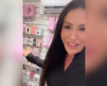 “Me mimei”: solteira, Gracyanne Barbosa faz a festa em sex shop