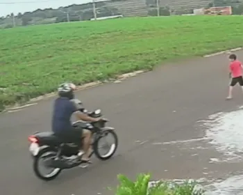 Menino de 8 anos é atropelado por moto enquanto jogava bola em frente de casa
