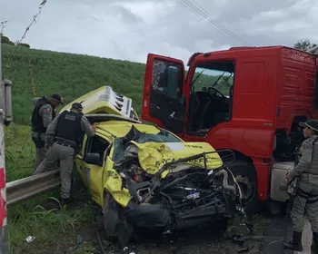 Milagre! PMs escapam ilesos de acidente em Alagoas após carreta destruir viatura na BR-101
