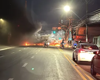 Moradores bloqueiam Avenida Comendador Gustavo Paiva para reclamar de falta de água