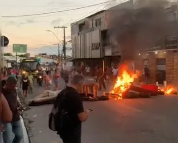 Moradores do Jacintinho bloqueiam rua em protesto por falta de água