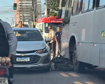 Motociclista fica imprensado entre carro e ônibus após colisão na Av. Gustavo Paiva