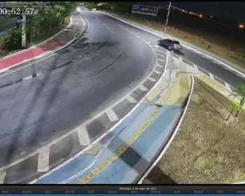 Motorista de van trafega na contramão e colide em guard rail; veja o vídeo!