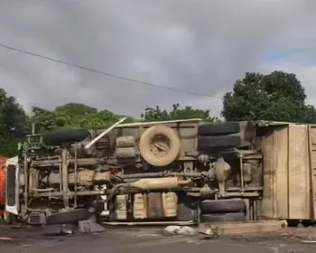 Motorista fica gravemente ferido após caminhão de lixo tombar em Arapiraca
