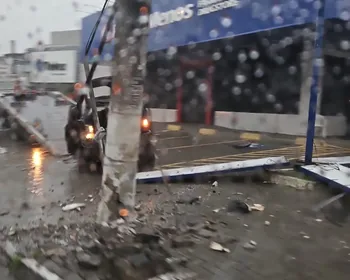 Motorista perde controle e derruba poste em cruzamento na Fernandes Lima