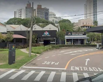 Mulher é morta a facadas dentro de restaurante