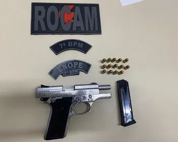Mulher é presa com arma na bolsa enquanto levava criança na garupa de moto