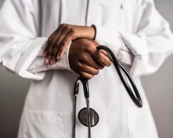 Mulheres se tornam maioria entre os médicos no Brasil pela 1ª vez