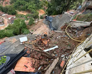 Muro de contenção desaba no São Jorge e preocupa moradores