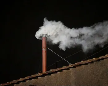 NOVO PAPA ELEITO: fumaça branca é vista na Capela Sistina