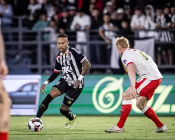 Neymar atua por 45 minutos em amistoso e prova que precisa de ajuda