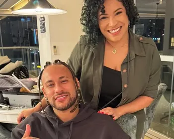 Neymar surpreende com novo visual ao aparecer de tranças