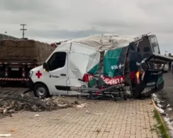 Oito pessoas ficam feridas após capotamento de ambulância do Samu