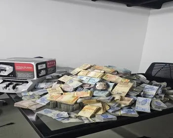 PF descobre baú do tráfico e apreende meio milhão de reais