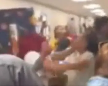 Pancadaria! Briga entre pais de alunos faz formatura parar; veja vídeo