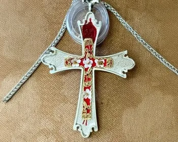 Papa recebe cruz peitoral com fragmentos de ossos de Santo Agostinho