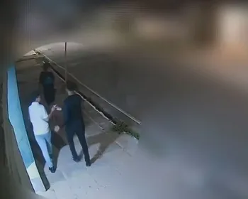 Pausa para foto e correria: veja imagens dos suspeitos de incendiar objetos de pessoas em situação de rua