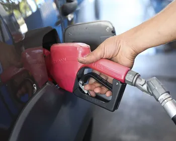 Petrobras reduz em 5,6% preço da gasolina para distribuidoras