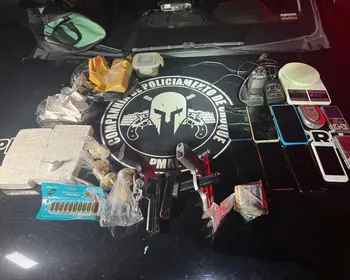 Polícia desmantela ponto de tráfico no Jacintinho e prende dois homens com drogas e munições