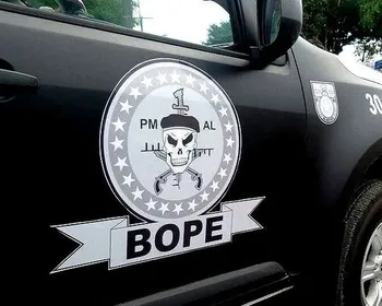 Polícia investiga artefato suspeito encontrado em carro na orla de Maceió