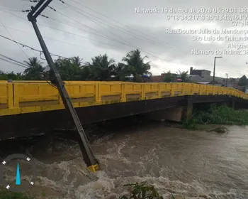 Poste de alta tensão ameaça cair sobre ponte do Rio Santo Antônio