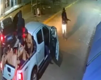 Quadrilha armada com fuzis invade banco, faz reféns e explode caixas