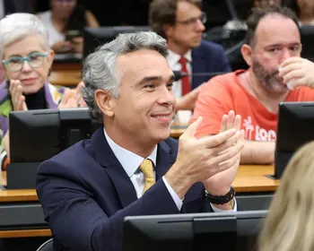Rafael Brito comemora aprovação de piso salarial da educação