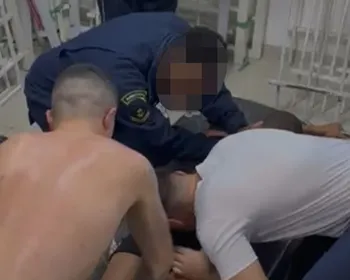 Recruta da Marinha leva mordida na bunda em trote no quartel. Veja