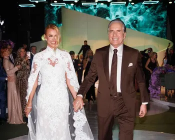 Reunião de ex-mulheres e show de Ivete marcam renovação de votos