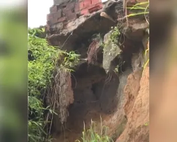Risco de desabamento interdita 20 casas na comunidade do Bolão, no bairro do Farol