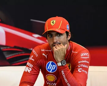 Sainz diz não estar surpreso com dificuldade de Hamilton na Ferrari
