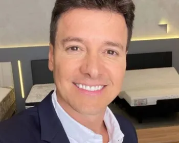 Sem espaço na TV, Rodrigo Faro surge cuidando de bebês reborn