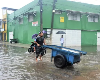 Sesau alerta população para os riscos do contato com a água das chuvas