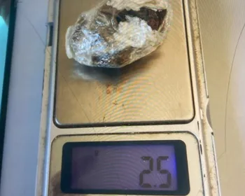Sistema de videomonitoramento flagra jovem com maconha na orla de Maceió