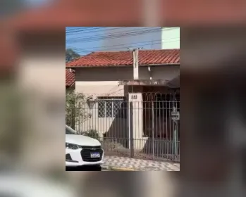 Telhado de casa em chamas desmorona e mata homem carbonizado